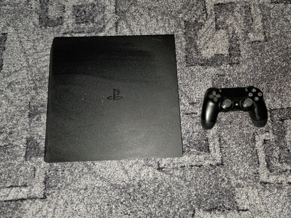 Vand playstation 4 pro cu 5 jocuri + controller dualshock 4