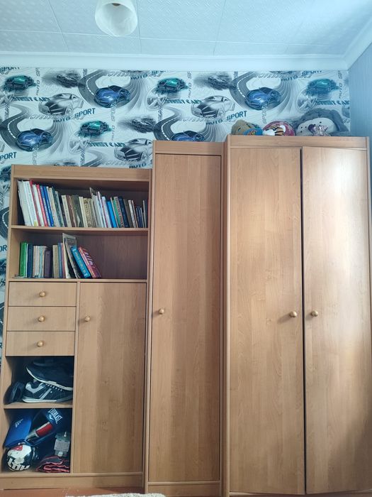 Продам мебельный гарнитур (шифоньер,шкаф с полками,книжный шкаф,стол)