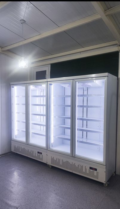 Продажа  2 ветринных холодильника и морозильник 2 м.