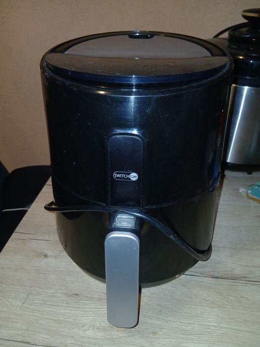 Air fryer/ frizează cu aer cald