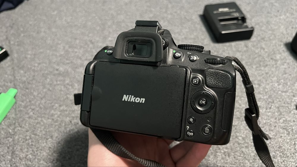 Фотоапарат Nikon D5100 с обектив 18-55мм с батериен грип и две батерии