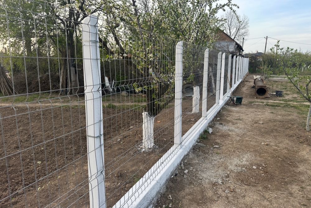 Stâlpi beton , gard