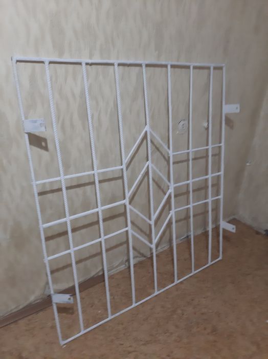 Продам 2 железные решетки .