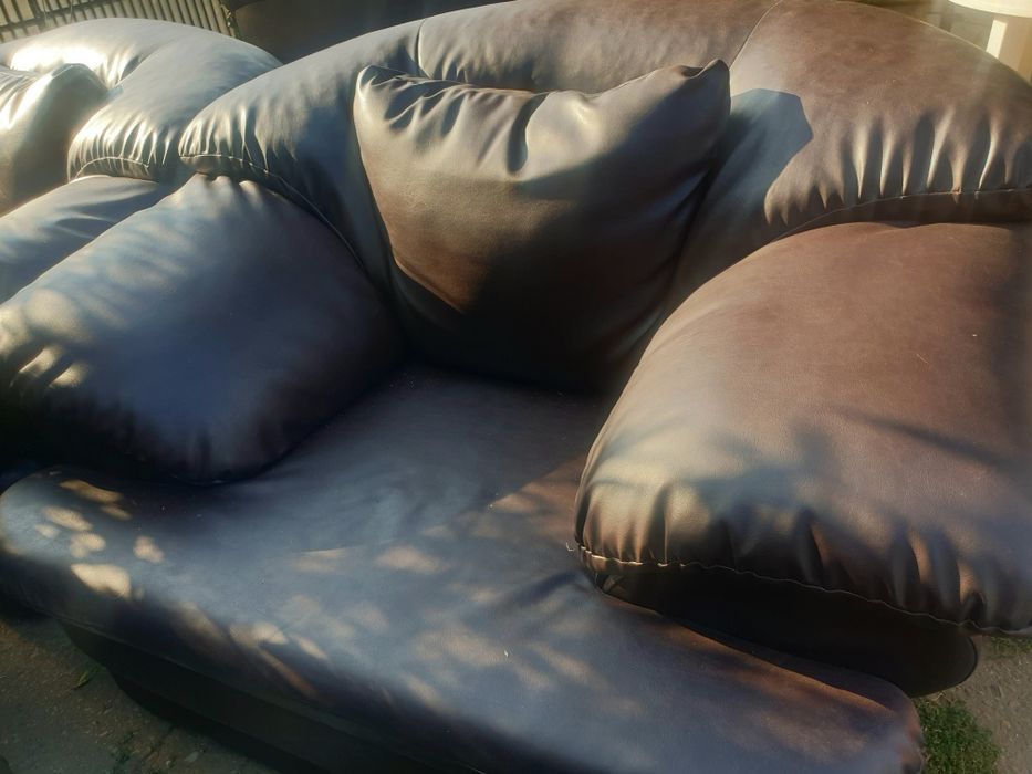 Vând urgent canapea și fotolii piele