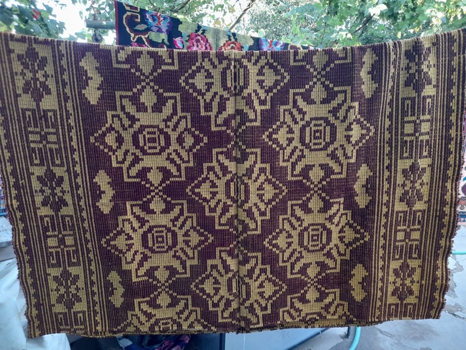 Vând covoare tradiționale lucrate manual din lână