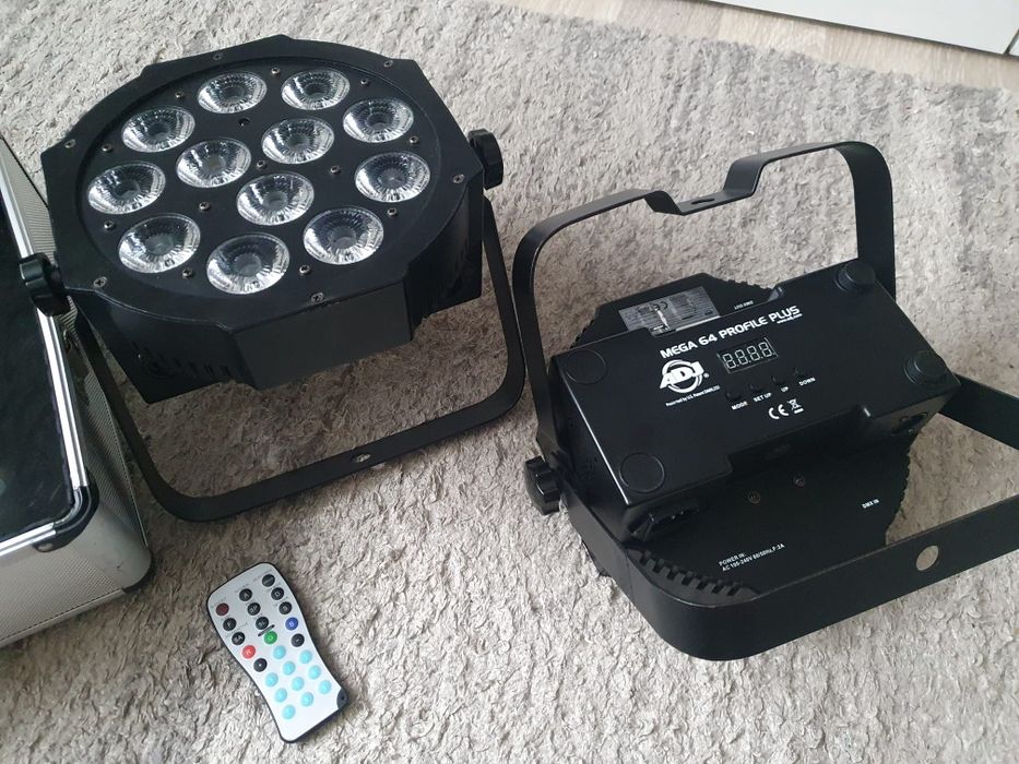 Lumini ambientale ADJ MEGA 64 PROFILE PLUS cu valiza și telecomandă.
P