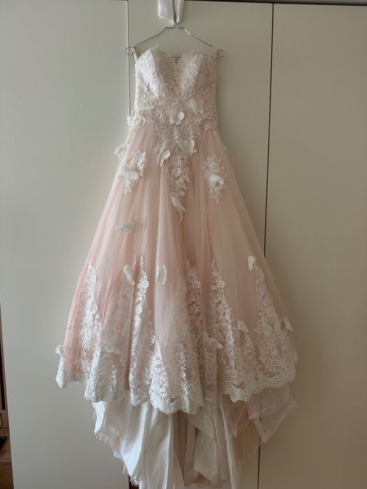 Сватбена рокля с воал и 2 кринолина, размер от М до XL. Почистена!