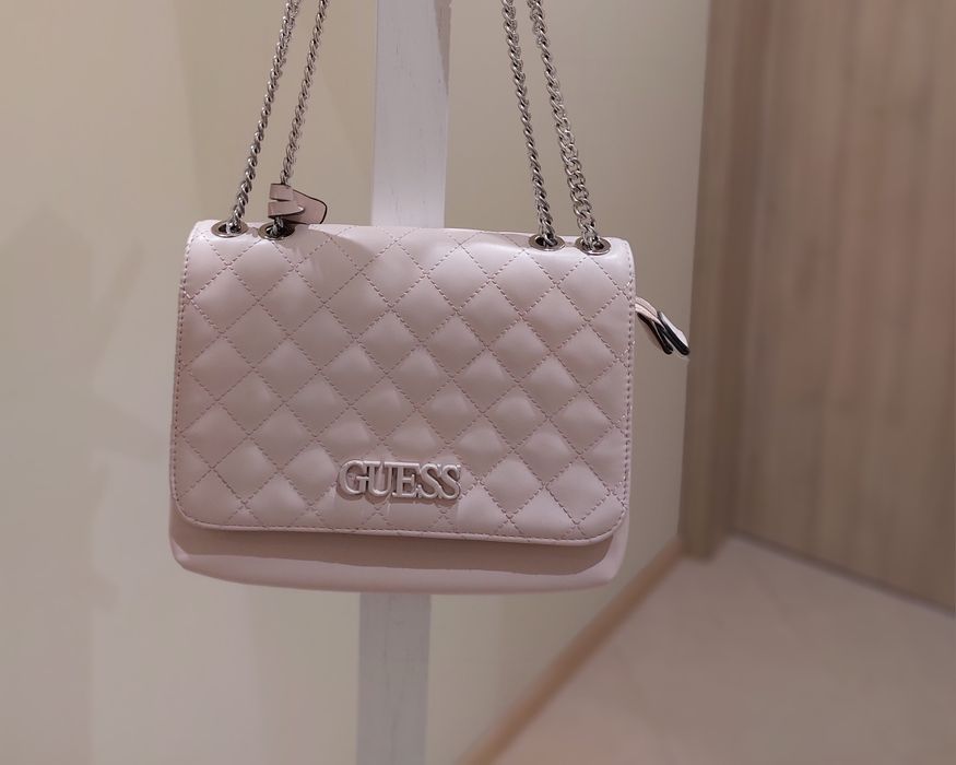 Оригинална чанта Guess – пудра/бледо розова