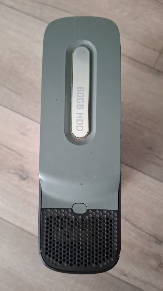 Xbox 360+2 controllere. Disponibil câteva zile apoi plec din acest loc