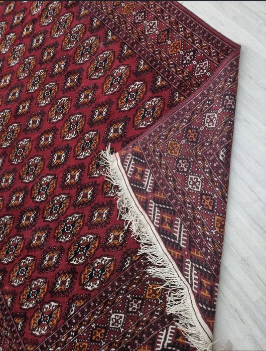 Turkman gilam sotiladi