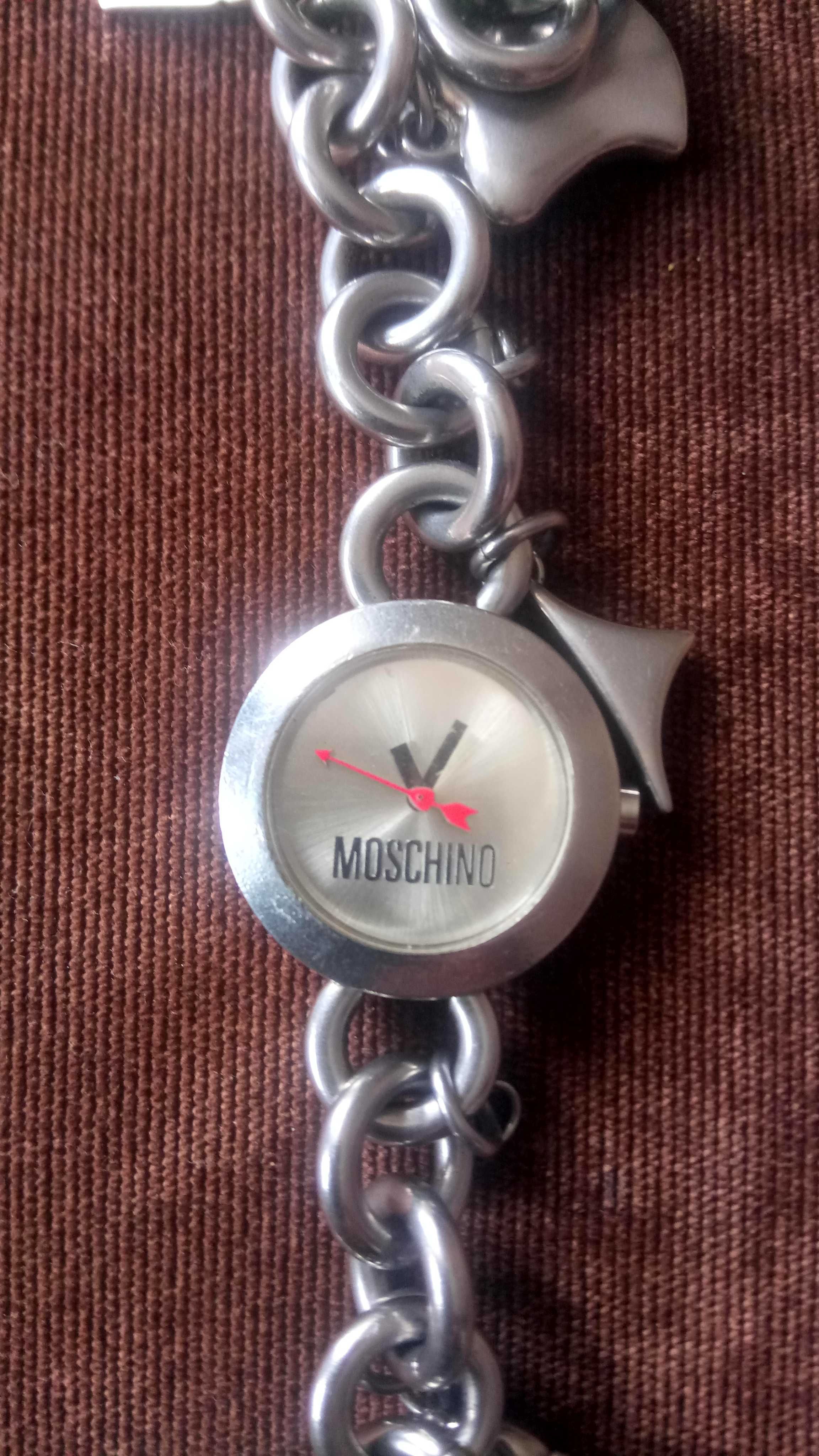 Часовник moschino с висулки