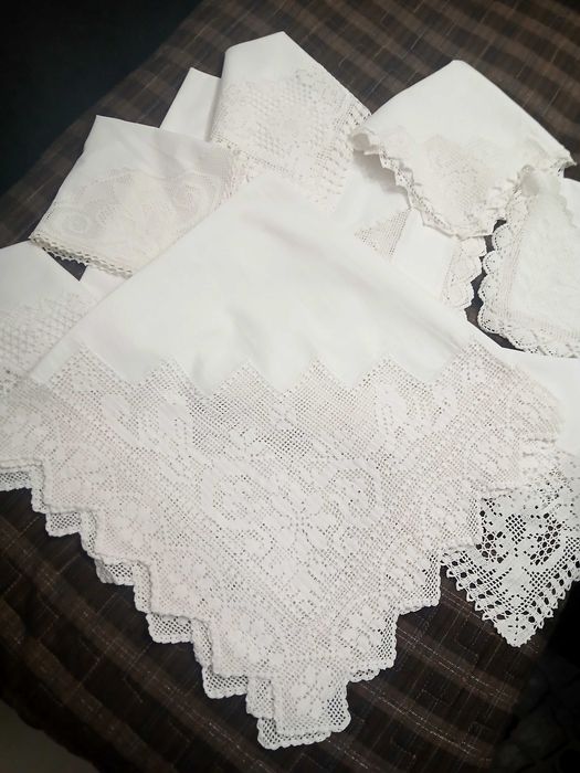 Сет Покривка за маса със бродирани  салфетки