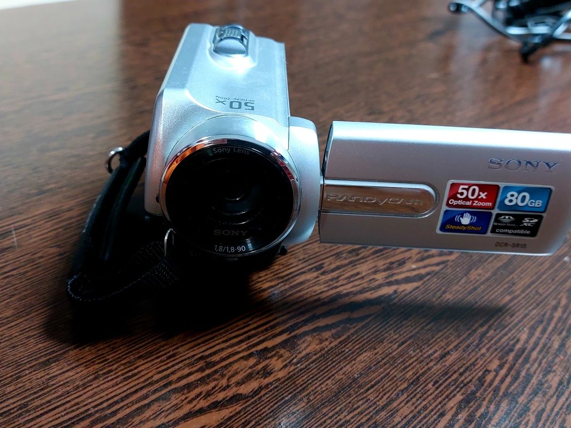 Camera video Sony 80 GB , 50 Zoom + Acumulatori de rezervă.
