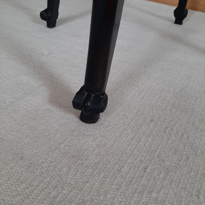 Masuta veche pentru cafea cu patru taburete