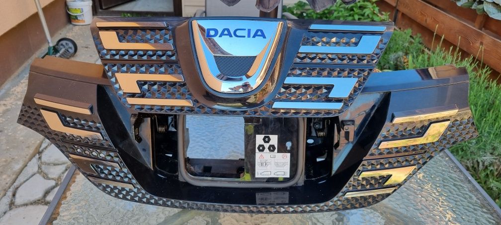 Grila fata/ capac încărcare Dacia Spring