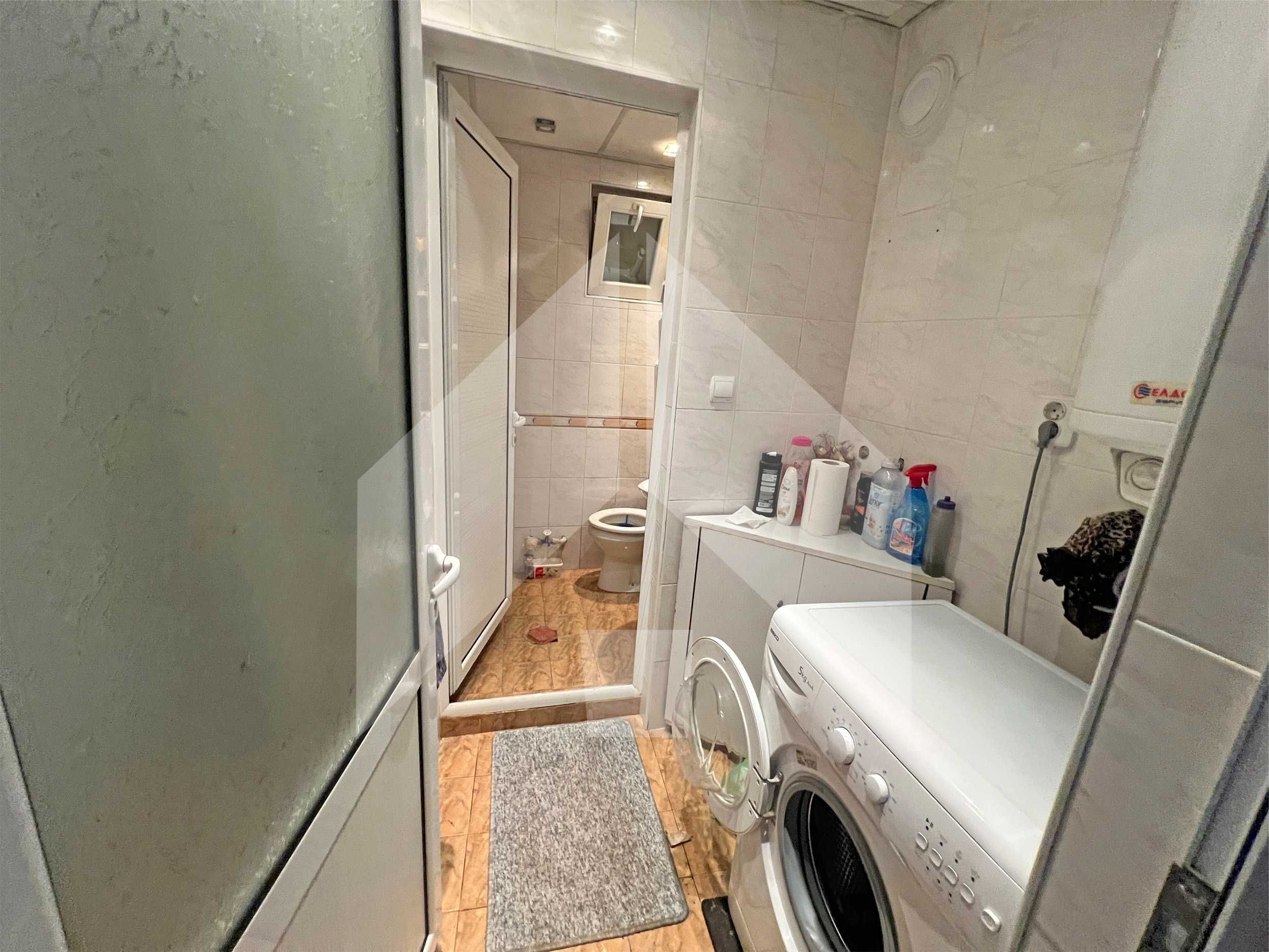 Продава едноетажна, самостоятелна къща в Нови пазар. Площ 147 кв. м.!