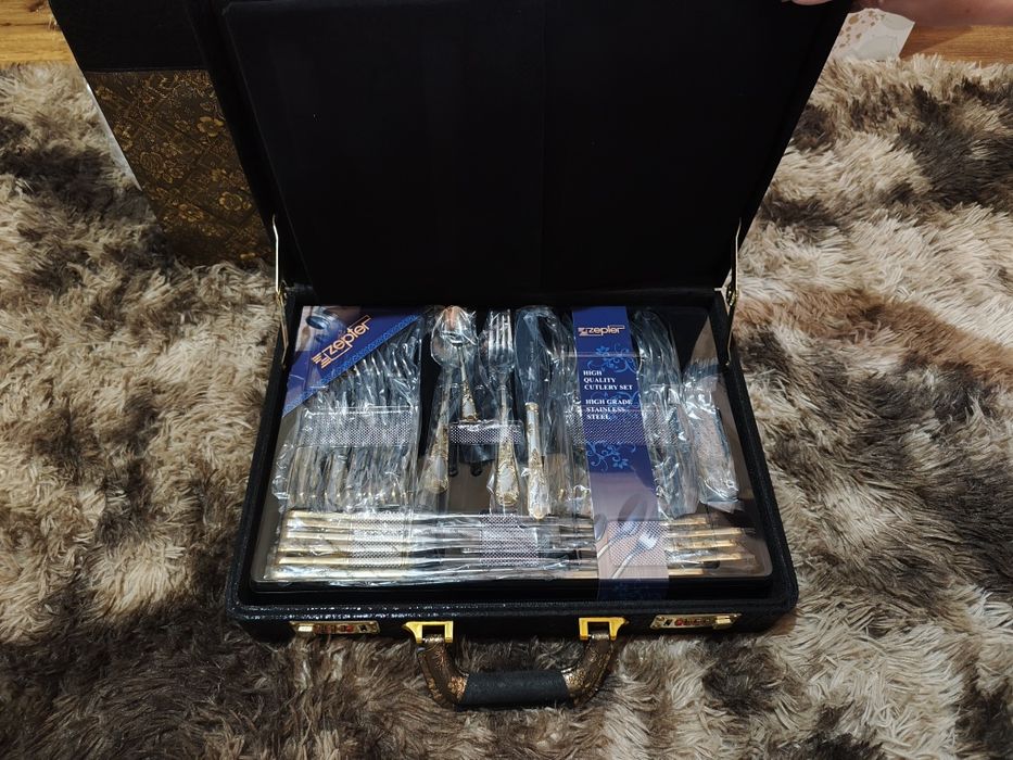 чемодан с золотыми приборами