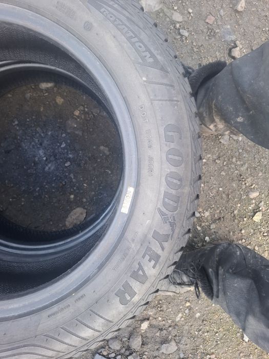 Vand 2 anvelope 185 65 15 goodyear de iarna