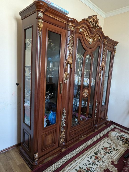 Stenka mebel. Holati yangi. Kam ishlatilingan. Asl toza mol.