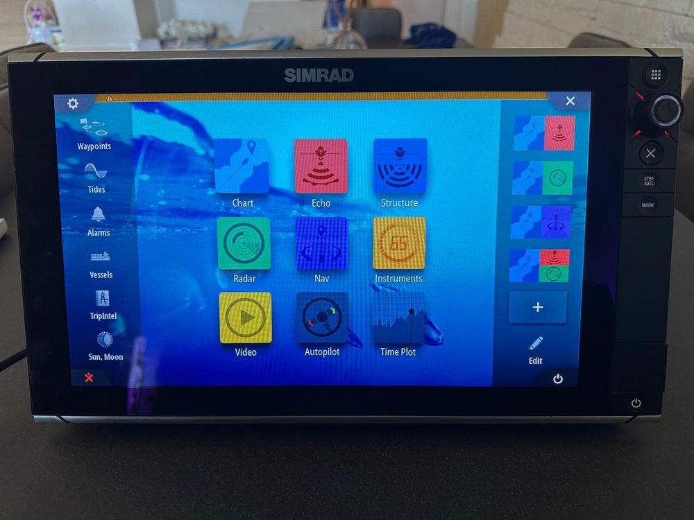Елктронен диспплей индетифициран като Simrad NSS12 evo2