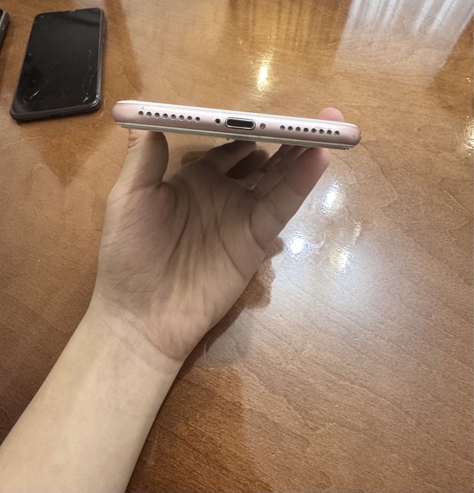 Продаю IPhone 7 Plus(на все вопросы отвечу на ватсап)