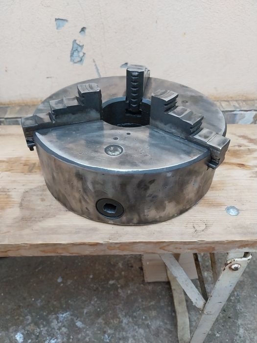 Vând universal strung 250 mm