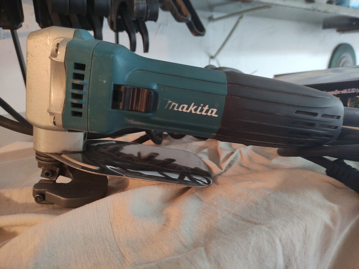 Продам ножницы по металлу makita