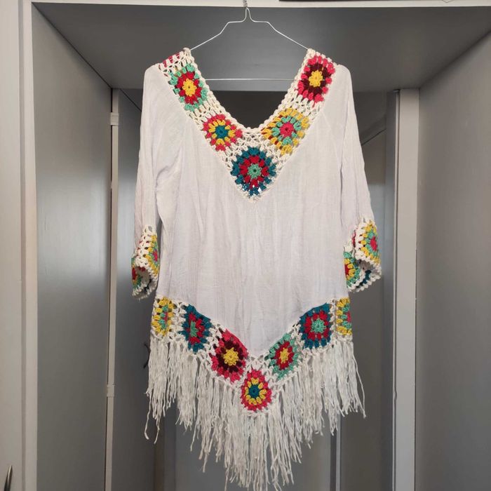 Ефирна плажна рокля с ръчно плетени елементи