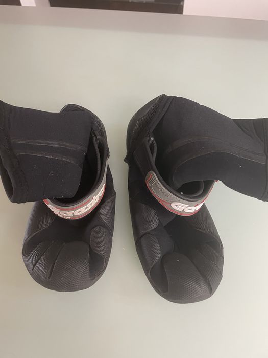 Новые перчатки, сумка, ракетка теннис, боты для водной