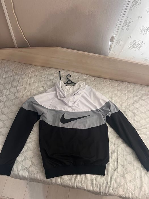 Продава се горнище Нике