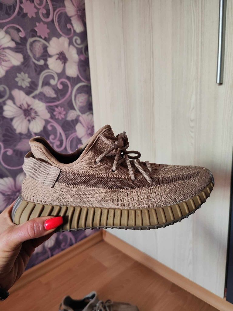 Adidas Yeezy Boost 350 V2 - 38 2/3 номер
Отлично състояние!
Цена 149