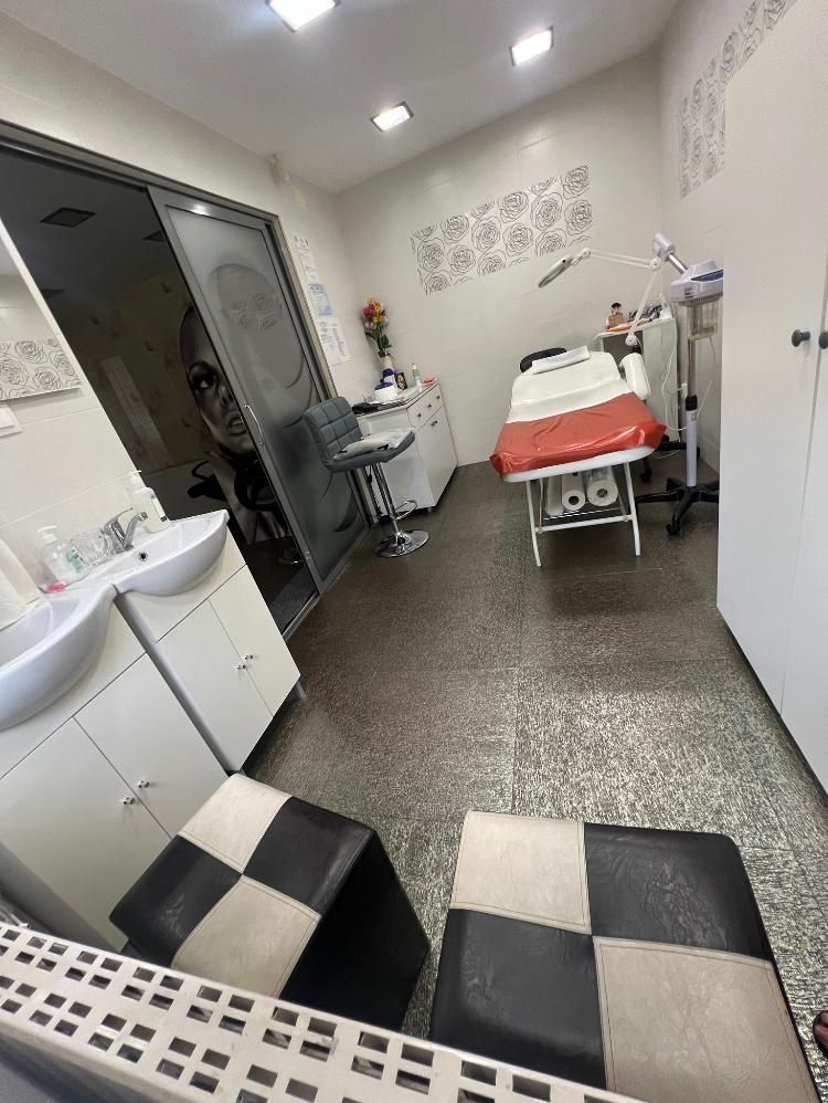 Se vinde apartament,  salon înfrumusețare