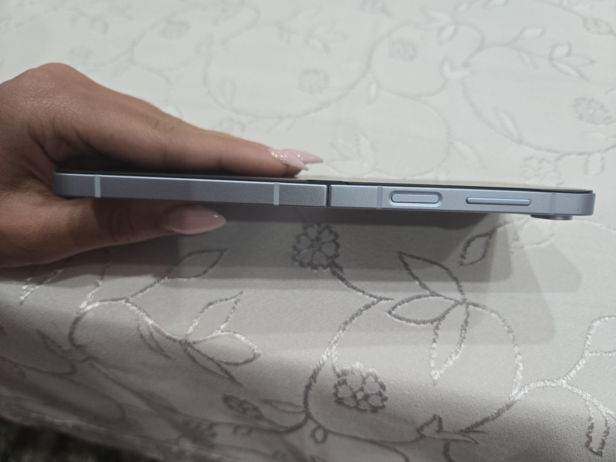 Samsung galaxy Z Flip6 256gb син на цвят
