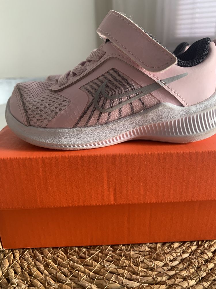 Розови маратонки за момиченце Nike