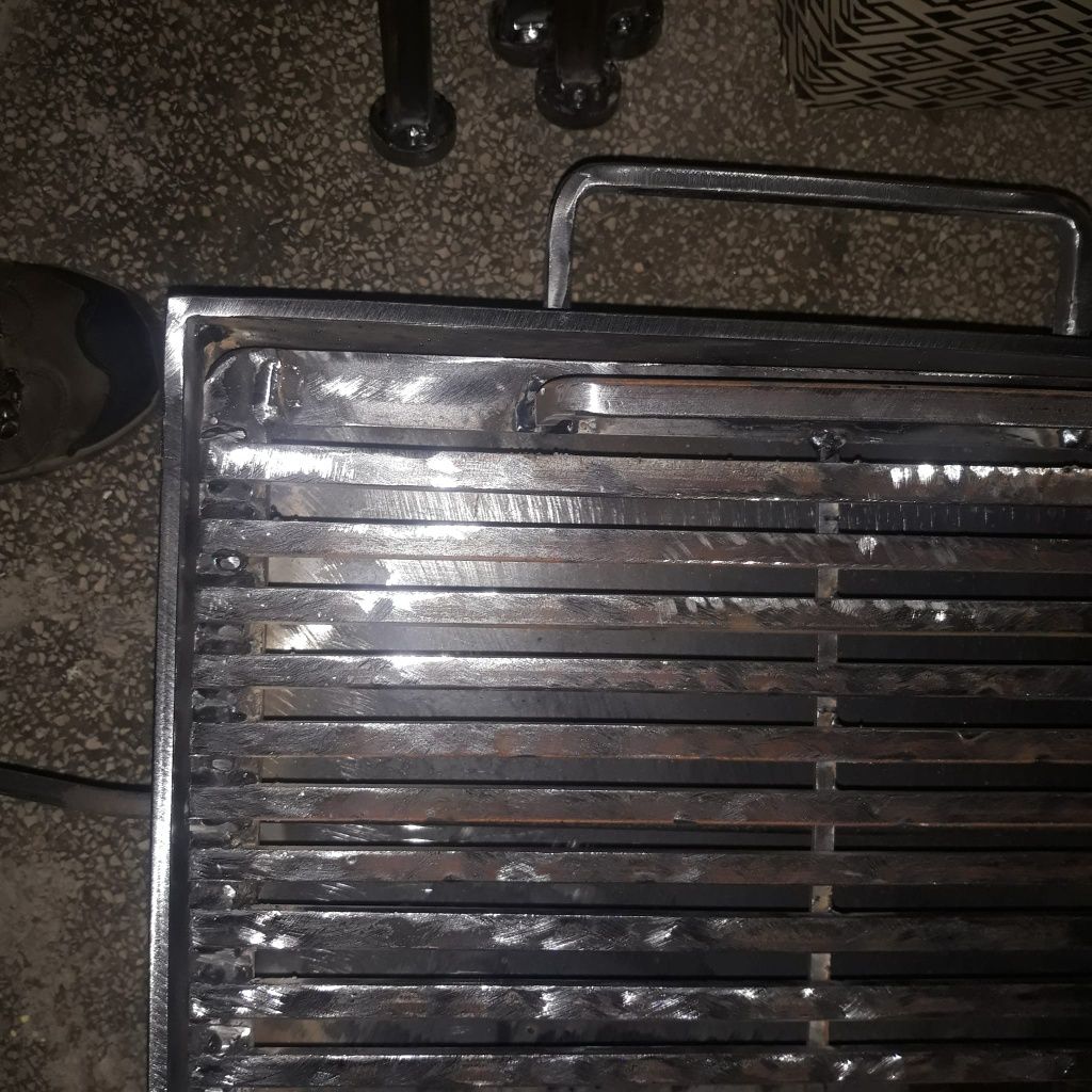 Grătare cu picioare detasabile.
