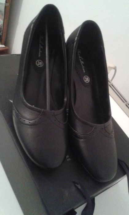 Vand pantofi negru