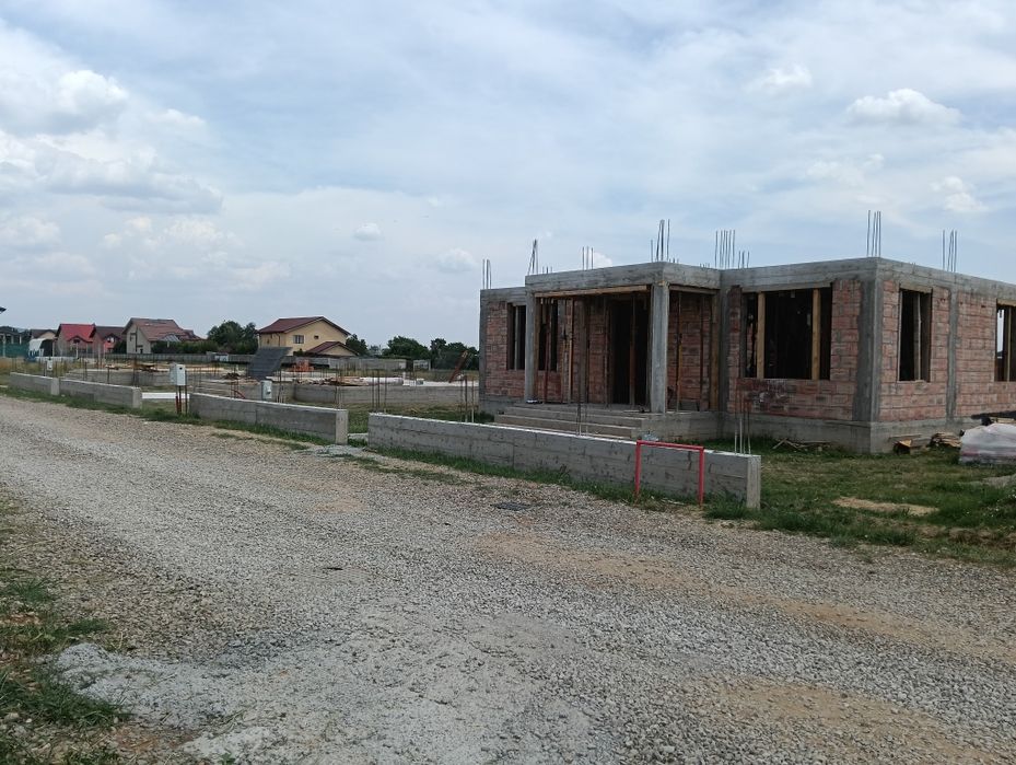 Casa la roșu   in constructie Blejoi .Loturi teren intravilan.