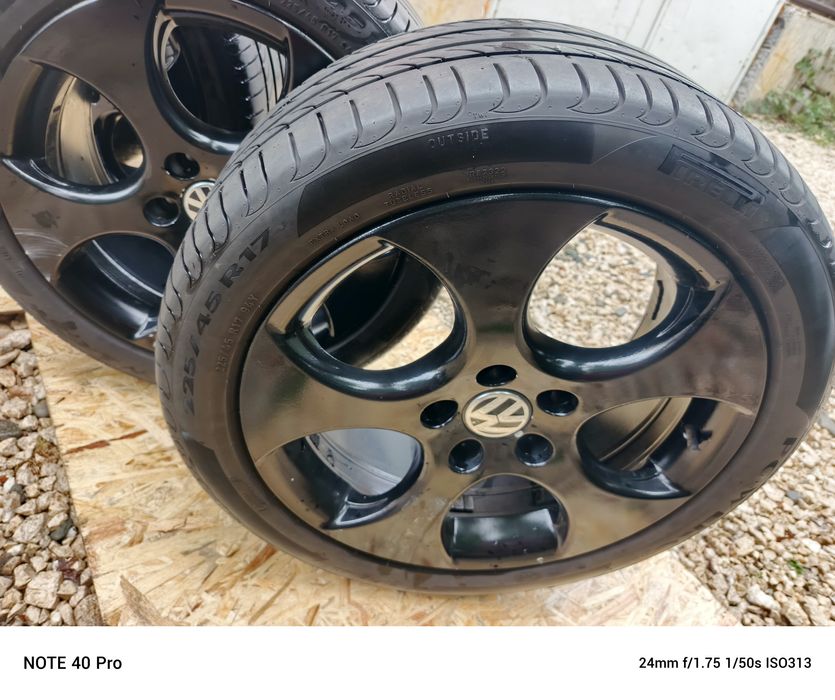 Se vând doua seturi jante R17