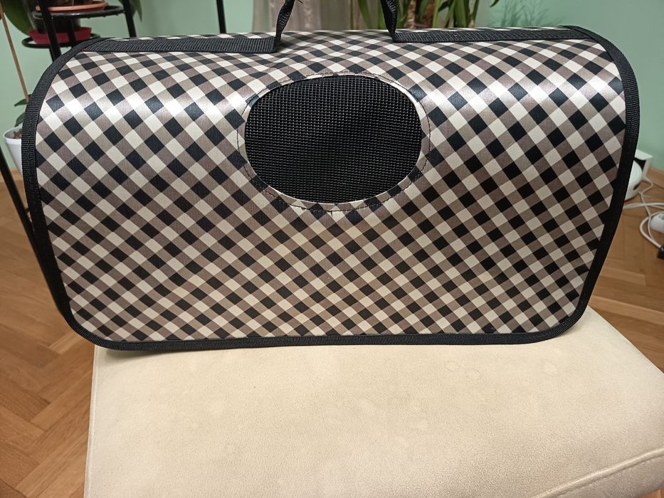 Продавам чанта за малко куче .