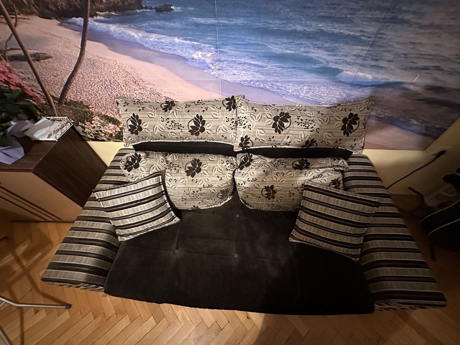 Двуместен диван Спешно