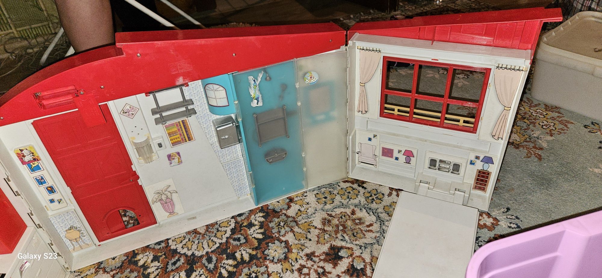 Кукольный домик, корзина с игрушками