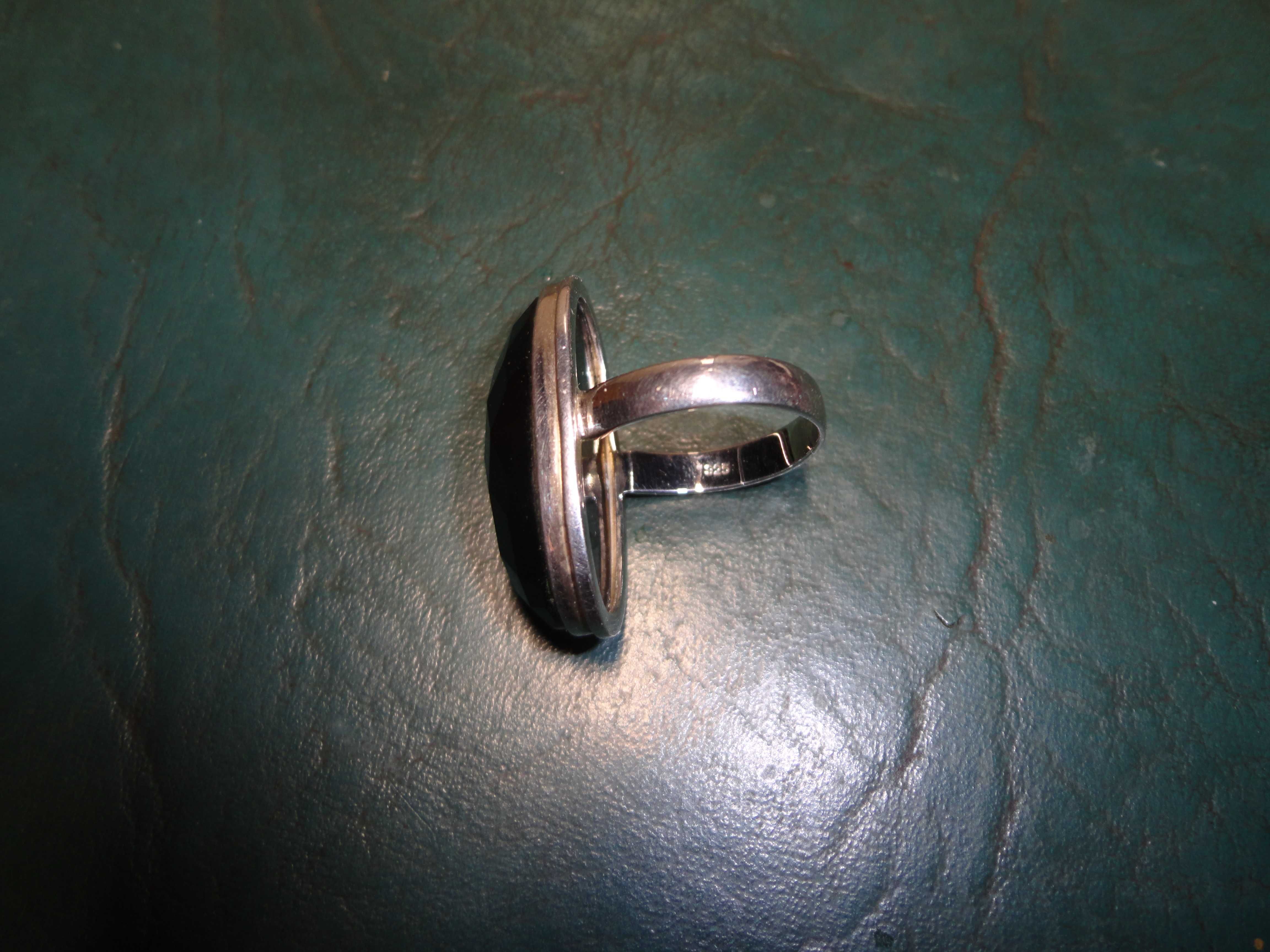 Серебряное кольцо с чёрным камнем