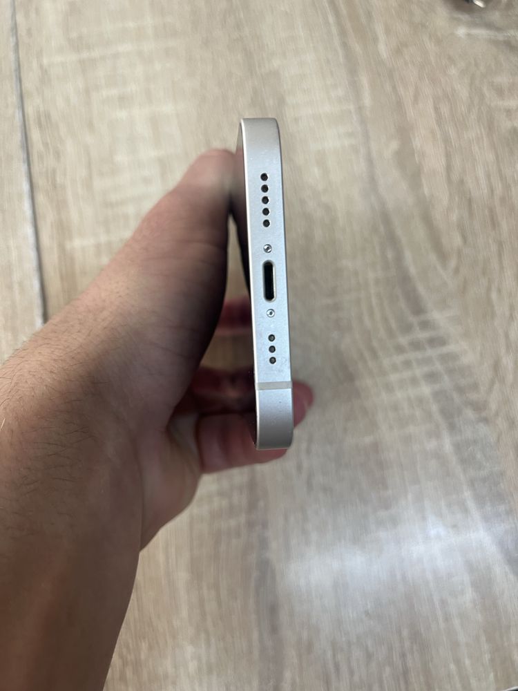 Iphone 13 бял в гаранция - като нов