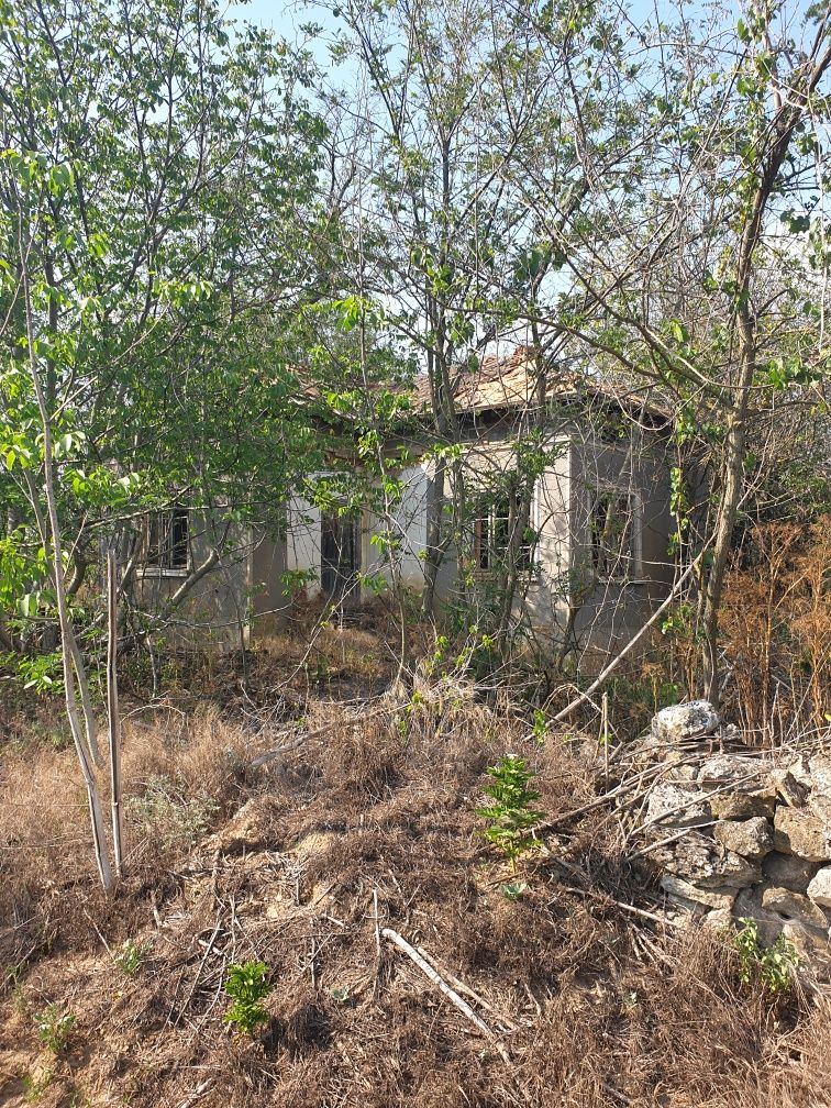 Продавам стара къща с голям парцел 2480 м2 само на 18 км от морето!