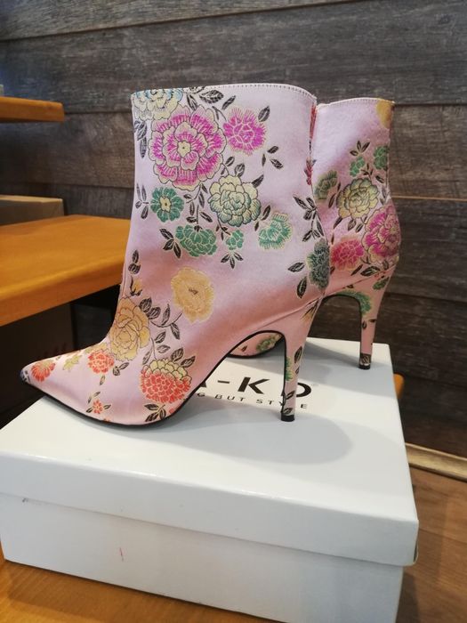 Botine roz, din satin cu flori brodate