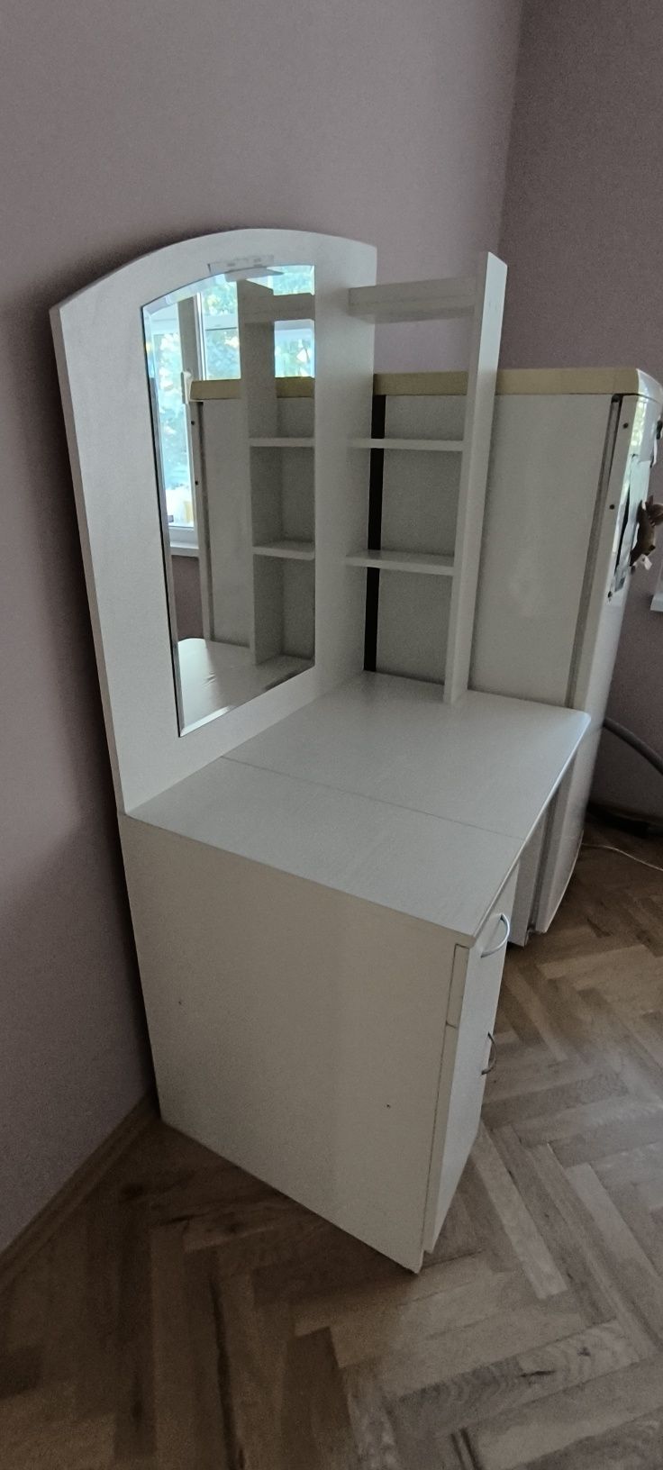 Тоалетка с огледало