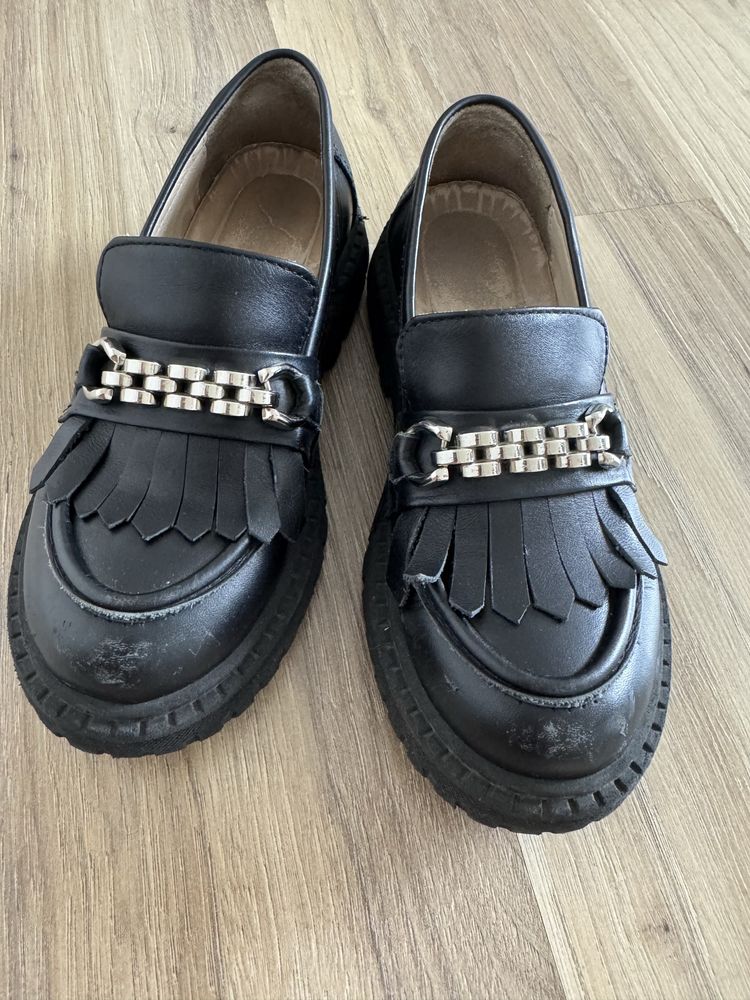 Продам школьные туфли на девочку!