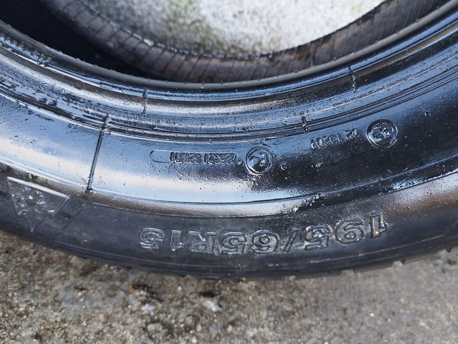 Vand 2 cauciucuri de 195/65 R 15 de iarna