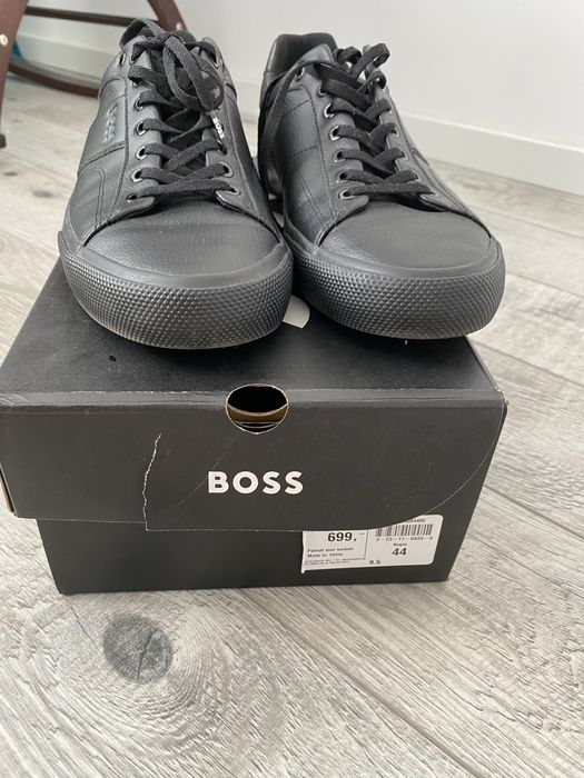 Vand papuci Boss in stare excelenta