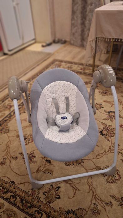 Продам качелю-шезлонг автоматическую с музыкой фирма Chicco